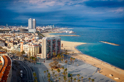 Stranden gr helt ind til byen i Barcelona