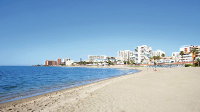Badestranden p Costa del Sol er altid tt p byen