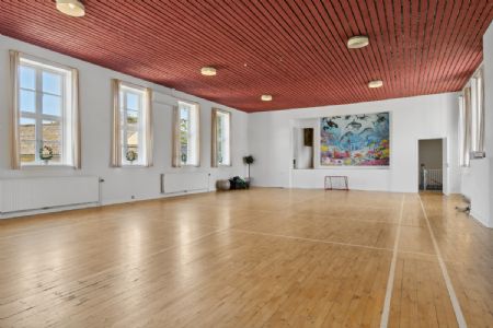 Fantastisk feriebolig med mulighed for masser af aktivitet med familie og venner. T�t ved skov og strand med indend�rs spa og gymnastiksal.