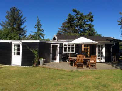 Sk�nt attraktivt tr�sommerhus ved Ordrup N�s , F�revejle 50 m til strand