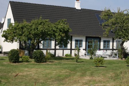 Vinbonden har havudsigt i den sk�nneste natur. Udsigten er udover Salene Bugt, til Hestestenene ved Gudhjem, og med Christians � i baggrunden.
Lejlighederne ligger som en del af Kr�lle-B�lle golf.dk, hvor lejeren frit kan benytte banerne til de boen