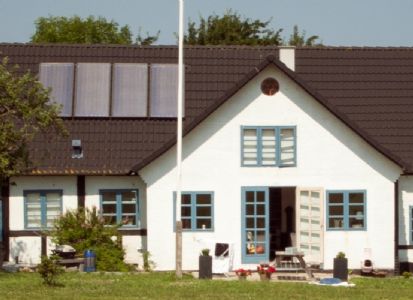 Gudhjemboen med fantastisk havudsigt til Gudhjem og naturen.
Solpaneler p� tager g�r opholdet b�redygtigt.