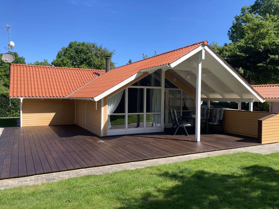 Dejligt sommerhus p stor naturgrund i Fjellerup for op til 8 personer - med stort gyngestativ.