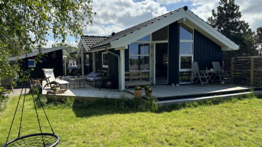 Fredfyldt strandhus lige ved dejlig strand