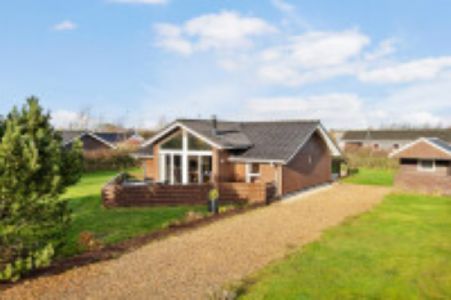 SKAVEN  STRAND.   NYRENOVERET.   UDLEJES FRA 01.10.26.    Dejligt familievenligt sommerhus p� stor ugenert grund. God plads til 7 personer. Her er noget for b�de b�rn og voksne.  p� den dejlige grund er der et wildmarksbad, en sauna, en trambolin.