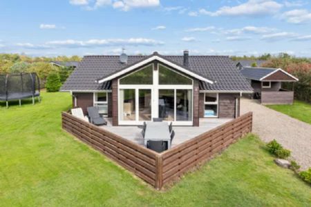 SKAVEN  STRAND.   NYRENOVERET.   UDLEJES FRA 01.10.26.    Dejligt familievenligt sommerhus p� stor ugenert grund. God plads til 7 personer. Her er noget for b�de b�rn og voksne.  p� den dejlige grund er der bl.a. et wildmarksbad, en sauna og en tramb