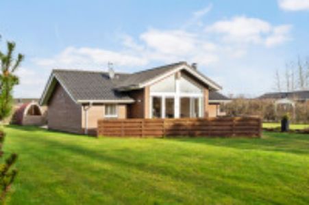 SKAVEN  STRAND.   NYRENOVERET.   UDLEJES FRA 01.10.26.    Dejligt familievenligt sommerhus p� stor ugenert grund. God plads til 7 personer. Her er noget for b�de b�rn og voksne.  p� den dejlige grund er der et wildmarksbad, en sauna, en trambolin.